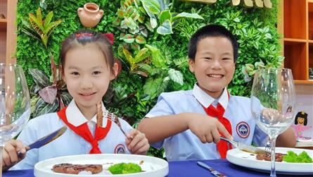 凡尔赛!学校居然开西餐,还有湘菜粤菜江浙菜,牛奶都...