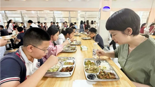 家长陪餐进校园 家校携手筑防线